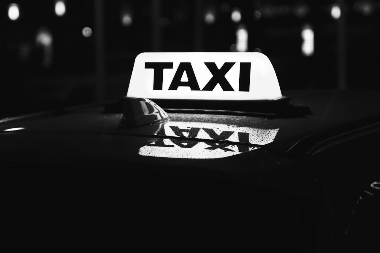 Señalización luminosa de taxi en blanco y negro